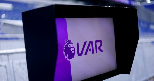 Bývalý rozhodca Premier League urobil VAR priznanie, ktoré po poslednej Rozhodca Robert Jones sa rozprával s Morganom Gibbs-White z Nottingham Forest