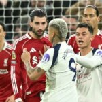 Maďarský stredopoliar Liverpoolu #08 Dominik Szoboszlai (2L) konfrontuje brazílskeho útočníka Tottenhamu Hotspur #09 Richarlisona (C) po incidente s francúzskym útočníkom Liverpoolu #22 Hugom Ekitike počas futbalového zápasu anglickej Premier League medzi Tottenhamom Hotspur a Liverpoolom na štadióne Tottenham Hotspur v Londýne (T2.december 20. AFP cez Getty Images) / POUŽITIE OBMEDZENÉ NA REDAKČNÉ POUŽITIE. Nepoužívať s nepovolenými audio, video, dátami, súpiskami zápasov, klubovými/ligovými logami alebo „živými“ službami. Online použitie v zápase je obmedzené na 120 obrázkov. Ďalších 40 obrázkov môže byť použitých v predĺžení. Žiadna emulácia videa. Používanie sociálnych médií počas zápasu je obmedzené na 120 obrázkov. Ďalších 40 obrázkov môže byť použitých v predĺžení. Nepoužíva sa v stávkových publikáciách, hrách alebo publikáciách pre jednotlivé kluby/ligy/hráčov. /