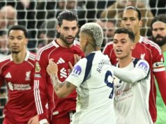 Bývalý šéf PGMOL hovorí, že Richarlison mohol byť vylúčený za incident proti Liverpoolu Maďarský stredopoliar Liverpoolu #08 Dominik Szoboszlai (2L) konfrontuje brazílskeho útočníka Tottenhamu Hotspur #09 Richarlisona (C) po incidente s francúzskym útočníkom Liverpoolu #22 Hugom Ekitike počas futbalového zápasu anglickej Premier League medzi Tottenhamom Hotspur a Liverpoolom na štadióne Tottenham Hotspur v Londýne (T2.december 20. AFP cez Getty Images) / POUŽITIE OBMEDZENÉ NA REDAKČNÉ POUŽITIE. Nepoužívať s nepovolenými audio, video, dátami, súpiskami zápasov, klubovými/ligovými logami alebo „živými“ službami. Online použitie v zápase je obmedzené na 120 obrázkov. Ďalších 40 obrázkov môže byť použitých v predĺžení. Žiadna emulácia videa. Používanie sociálnych médií počas zápasu je obmedzené na 120 obrázkov. Ďalších 40 obrázkov môže byť použitých v predĺžení. Nepoužíva sa v stávkových publikáciách, hrách alebo publikáciách pre jednotlivé kluby/ligy/hráčov. /