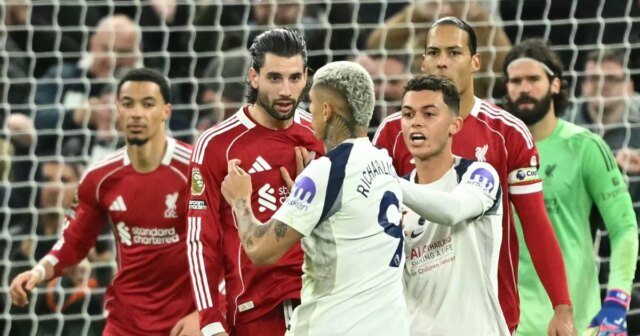 Maďarský stredopoliar Liverpoolu #08 Dominik Szoboszlai (2L) konfrontuje brazílskeho útočníka Tottenhamu Hotspur #09 Richarlisona (C) po incidente s francúzskym útočníkom Liverpoolu #22 Hugom Ekitike počas futbalového zápasu anglickej Premier League medzi Tottenhamom Hotspur a Liverpoolom na štadióne Tottenham Hotspur v Londýne (T2.december 20. AFP cez Getty Images) / POUŽITIE OBMEDZENÉ NA REDAKČNÉ POUŽITIE. Nepoužívať s nepovolenými audio, video, dátami, súpiskami zápasov, klubovými/ligovými logami alebo „živými“ službami. Online použitie v zápase je obmedzené na 120 obrázkov. Ďalších 40 obrázkov môže byť použitých v predĺžení. Žiadna emulácia videa. Používanie sociálnych médií počas zápasu je obmedzené na 120 obrázkov. Ďalších 40 obrázkov môže byť použitých v predĺžení. Nepoužíva sa v stávkových publikáciách, hrách alebo publikáciách pre jednotlivé kluby/ligy/hráčov. / 