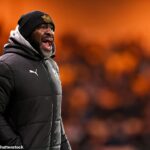 Darren Moore bol vyhodený z Port Vale, klub je na konci prvej ligy o sedem bodov