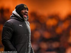 Bývalý šéf Premier League je prepustený zo strany zápasiaceho tímu League One Darren Moore bol vyhodený z Port Vale, klub je na konci prvej ligy o sedem bodov