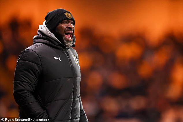 Bývalý šéf Premier League je prepustený zo strany zápasiaceho tímu Darren Moore bol vyhodený z Port Vale, klub je na konci prvej ligy o sedem bodov