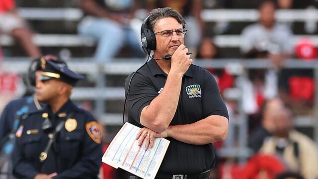 Bývalý tréner Bobcats Brian Smith mal pomer so študentkou Bývalý tréner Bobcats Brian Smith mal pomer so študentkou