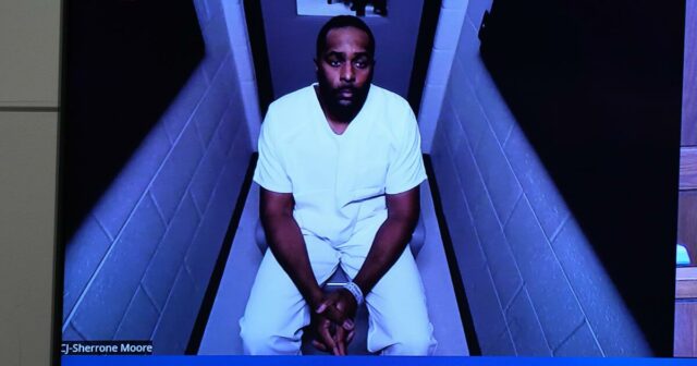 Bývalý tréner Michiganu Sherrone Moore obvinený zo spáchania troch trestných Bývalý tréner Michiganu Sherrone Moore obvinený zo spáchania troch trestných činov