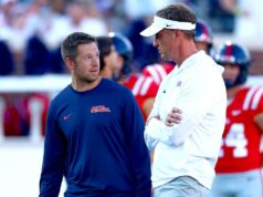 Bývalý tréner Ole Miss, ktorý sa pripojil k Lane Kiffinovi na LSU, aby dokončil sezónu s Rebels Bývalý tréner Ole Miss, ktorý sa pripojil k Lane Kiffinovi na LSU, aby dokončil sezónu s Rebels