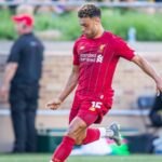 Bývalý záložník Liverpoolu prekvapivo vystupuje proti Manchestru United v zápase za zatvorenými dverami