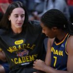 Caitlin Clark komentuje zoznam 5 najlepších vianočných filmov Aliyah Boston. (Foto: @postmovesshow na Instagrame)