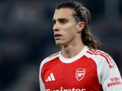 Calafiori, Timber, Havertz – správy o zranení Arsenalu a najnovšie aktualizácie pre súboj s Aston Villou Riccardo Calafiori z Arsenalu na ihrisku počas zápasu Premier League medzi Evertonom a Arsenalom