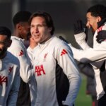 Mohamed Salah a Federico Chiesa počas tréningu v AXA Training Centre.