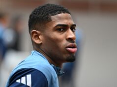 Časová os zranení Cristhian Mosquera sa objavuje pri plánovaní Arsenalu Cristhian Mosquera počas tréningu Arsenalu