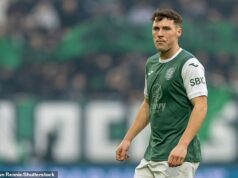 Celtic prejavil záujem o stredopoliara Hibs Josha Mulligana, keď sa klub z Edinburghu pripravuje odraziť ponuky Stredopoliar Hibs Josh Mulligan si od svojho príchodu z Dundee minulé leto vyslúžil nadšené recenzie