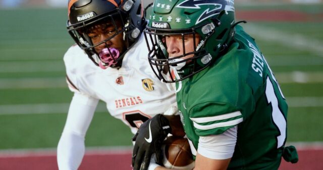 Central East drží Pacificu, aby vyhrala 1-A štátny futbalový titul Central East drží Pacificu, aby vyhrala 1-A štátny futbalový titul