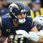 Chargers QB Justin Herbert deň čo deň po operácii ruky
