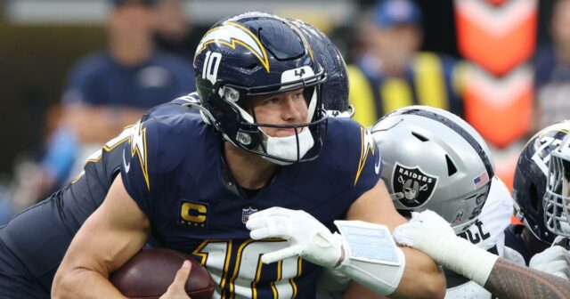 Chargers QB Justin Herbert deň čo deň po operácii ruky Chargers QB Justin Herbert deň čo deň po operácii ruky