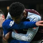 Ian Maatsen súperí o držanie lopty s Pedrom Netom