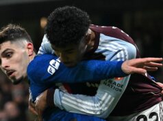 Chelsea dostala nový verdikt rozhodcu o kontroverznej hádzanej Iana Maatsena – „Zmenil som názor“ Ian Maatsen súperí o držanie lopty s Pedrom Netom