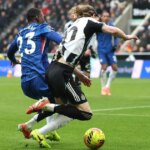 Trevoh Chalobah vyzýva Anthonyho Gordona vo vnútri pokutového územia