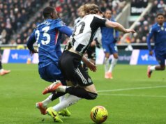 Chelsea dostala nový verdikt za kontroverzný penaltový incident pri remíze Newcastlu Trevoh Chalobah vyzýva Anthonyho Gordona vo vnútri pokutového územia