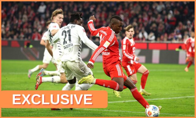 Nicolas Jackson sa rozcvičuje ako náhradník za Bayern Mníchov