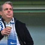 Todd Boehly to sleduje z tribúny.