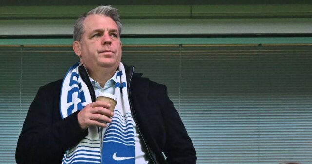 Todd Boehly to sleduje z tribúny. 