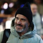 Enzo Maresca sa pri chôdzi usmieva.