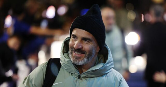 Enzo Maresca sa pri chôdzi usmieva. 