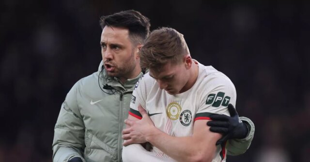 Chelsea po obrovskej rane pre mladú hviezdu dala Liamovi Delapovi Liam Delap z Chelsea sa lieči po zranení triašky pred vystriedaním počas zápasu Premier League medzi Bournemouthom a Chelsea na Vitality Stadium 6. decembra 2025 v Bournemouth, Anglicko.
