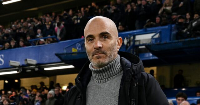 Enzo Maresca sa pozerá.