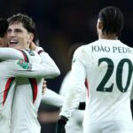 CARDIFF, WALES – 16. DECEMBRA: Alejandro Garnacho z Chelsea oslavuje strelenie prvého gólu svojho tímu počas štvrťfinále Carabao Cupu medzi Cardiff City a Chelsea na štadióne Cardiff City 16. decembra 2025 v Cardiffe vo Walese. (Foto: Darren Walsh/Chelsea FC cez Getty Images)