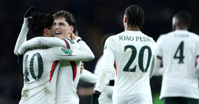 CARDIFF, WALES – 16. DECEMBRA: Alejandro Garnacho z Chelsea oslavuje strelenie prvého gólu svojho tímu počas štvrťfinále Carabao Cupu medzi Cardiff City a Chelsea na štadióne Cardiff City 16. decembra 2025 v Cardiffe vo Walese. (Foto: Darren Walsh/Chelsea FC cez Getty Images)