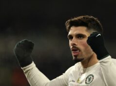 Chelsea prinútila frustrujúce rozhodnutie Pedra Neta, keď Enzo Maresca dostal štvorčlennú posilu Pedro Neto oslavuje