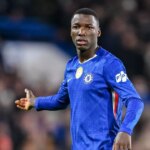 Moises Caicedo z Chelsea FC gestikuluje počas fázy MD5 zápasu Ligy majstrov UEFA 2025/26 medzi Chelsea FC a FC Barcelona na Stamford Bridge 25. novembra 2025 v Londýne, Spojené kráľovstvo