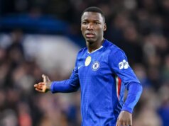 Chelsea sa naučila striebornú podšívku Moisesa Caiceda, keď Enzo Maresca presadil plán Colea Palmera Moises Caicedo z Chelsea FC gestikuluje počas fázy MD5 zápasu Ligy majstrov UEFA 2025/26 medzi Chelsea FC a FC Barcelona na Stamford Bridge 25. novembra 2025 v Londýne, Spojené kráľovstvo