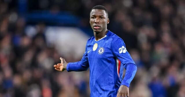 Moises Caicedo z Chelsea FC gestikuluje počas fázy MD5 zápasu Ligy majstrov UEFA 2025/26 medzi Chelsea FC a FC Barcelona na Stamford Bridge 25. novembra 2025 v Londýne, Spojené kráľovstvo