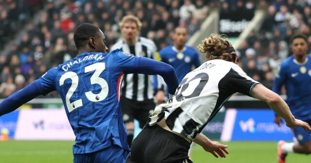 Trevoh Chalobah rieši Anthonyho Gordona