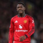 Kobbie Mainoo z Manchestru United počas zápasu Premier League medzi Manchestrom United a Evertonom na Old Trafford 24. novembra 2025 v Manchestri v Anglicku