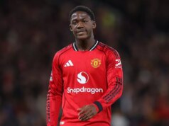 Chelsea vyhlásila červenú výstrahu, pretože Ruben Amorim vydal novú aktualizáciu prestupu Kobbie Mainoo z Man Utd Kobbie Mainoo z Manchestru United počas zápasu Premier League medzi Manchestrom United a Evertonom na Old Trafford 24. novembra 2025 v Manchestri v Anglicku