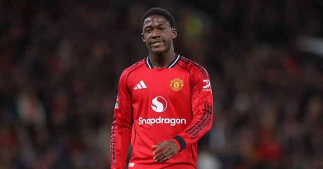 Chelsea vyhlásila červenú výstrahu, pretože Ruben Amorim vydal novú aktualizáciu Kobbie Mainoo z Manchestru United počas zápasu Premier League medzi Manchestrom United a Evertonom na Old Trafford 24. novembra 2025 v Manchestri v Anglicku