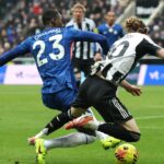 Anthonyho Gordona z Newcastlu United vyzýva v kabíne obranca Chelsea Trevoh Chalobah