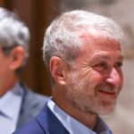 Ruský podnikateľ Roman Abramovič (L) sa zúčastňuje na mierových rokovaniach medzi delegáciami Ruska a Ukrajiny v Istanbule