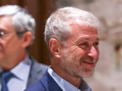 Čistý majetok Romana Abramoviča a tajná vila, v ktorej žije po odchode z Chelsea Ruský podnikateľ Roman Abramovič (L) sa zúčastňuje na mierových rokovaniach medzi delegáciami Ruska a Ukrajiny v Istanbule