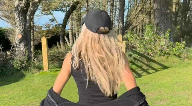 Člen Siene slávy, ktorý chodí o 7 rokov mladšiu hviezdu, Člen Siene slávy, ktorý chodí o 7 rokov mladšiu hviezdu, odišiel zo šatne WWE bezradný