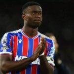 Marc Guehi z Crystal Palace tlieska po zápase Premier League proti Fulhamu