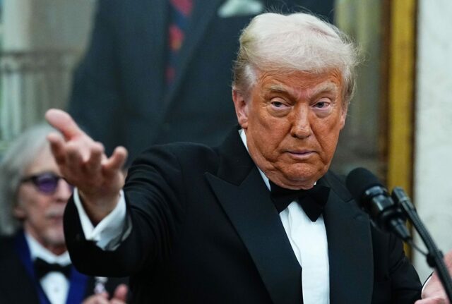 Čo povedal prezident Donald Trump o dohode Netflix-Warner Bros.? Podrobnosti Prezident Trump víta ocenených Kennedyho centra v roku 2025 v Bielom dome (obrázok cez Getty)