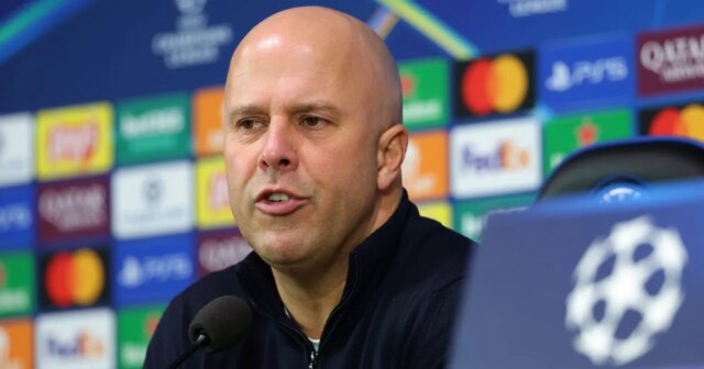 Arne Slot na svojej tlačovej konferencii