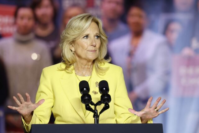 Čo sa stalo s manželkou Billa Stevensona? Z bývalého manžela Joe Biden zložil prísahu ako prezident USA, ako sa na to pozerá jeho manželka Dr. Jill Biden (Obrázok cez Getty)