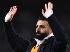 Čo skutočne znamenalo gesto Mohameda Salaha po výbušnom útoku hviezdy Liverpoolu Arne Slota Mohamed Salah máva fanúšikom