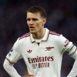 Martin Odegaard z Arsenalu reaguje počas zápasu Premier League medzi Aston Villou a Arsenalom vo Villa Parku 6. decembra 2025 v Birminghame v Anglicku.